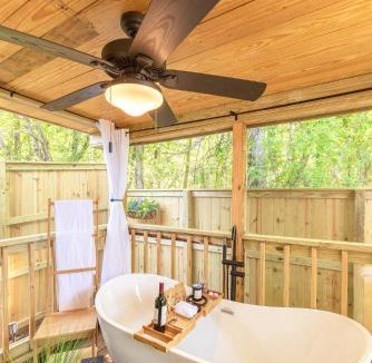 Madison Apartment | The Small Modern Villa Outdoor Tub-Unit B