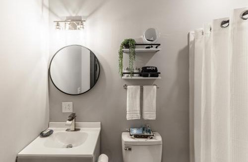 Madison Apartment | The Small Modern Villa Outdoor Tub-Unit B