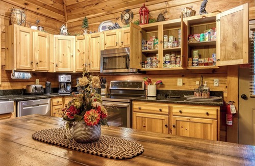 Gatlinburg Cabin | “THE VIEW” ELEGANT, Gorgeous Views,Pool,Pet Friendly,King beds VRBO DISCOUNTS