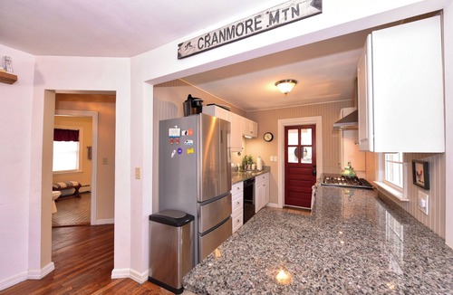 North Conway House | "The Villager" in Downtown N. Conway w/Firepit & Outdoor Pizza Oven & Yard