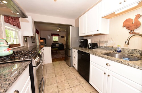 North Conway House | "The Villager" in Downtown N. Conway w/Firepit & Outdoor Pizza Oven & Yard