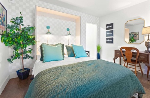 Civil Rights Historic District Apartment | Theatre Retreat 2 Bedroom Loft - 1 Blk from Theatres