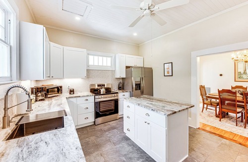 Thomasville House | Thomasville Cottage: Walk to Historic Downtown!