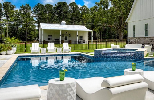 Harlem House | Three Oaks Estate & Luxury Masters Tournament Retreat & Resort Pool