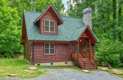 Maggie Valley House | Timber Cabin with Hot Tub and Outdoor Space