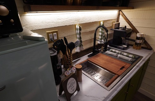 Brooklet Cabin | Tiny House Horse Farm Retreat w/Sauana and Pondside View