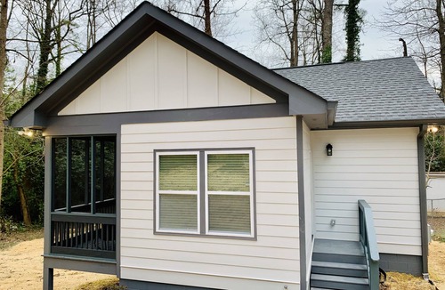 Sylvan Hills Cottage | *TINY HOUSE*SELF CHECK-IN*SCREENED IN PORCH*FLAT SCREEN TV*W/D*