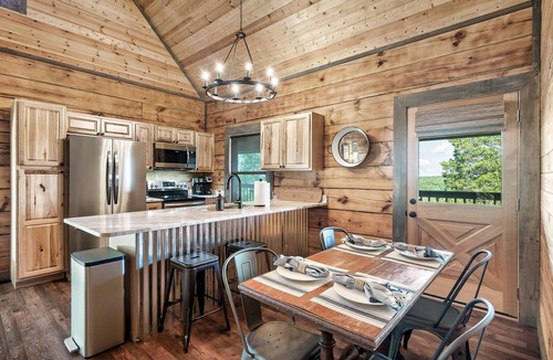 Sevierville Cabin | Tippy Canoe Cabin: Lake views & Hot Tub