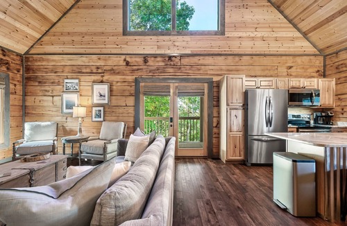 Sevierville Cabin | Tippy Canoe Cabin: Lake views & Hot Tub