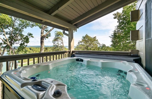Sevierville Cabin | Tippy Canoe Cabin: Lake views & Hot Tub