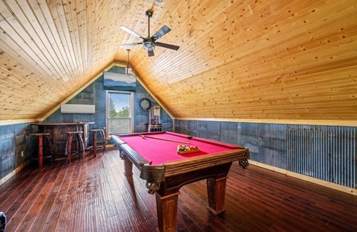 Sevierville House | TN Whiskey Cabin- Lake and Mtn Views- Covered Deck- Game Room- Pool Table- Pets