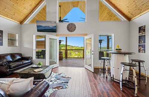Sevierville House | TN Whiskey Cabin- Lake and Mtn Views- Covered Deck- Game Room- Pool Table- Pets
