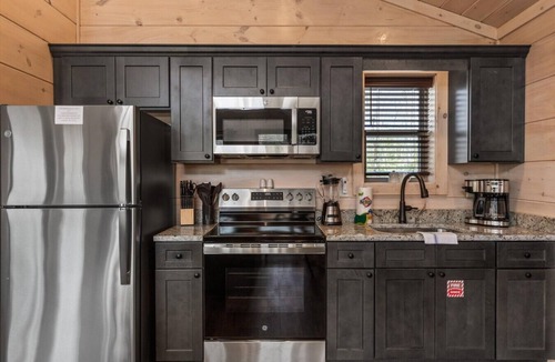 Rocky Grove Cabin | Trailhead Lodge #10 Hot Tub + King Bed