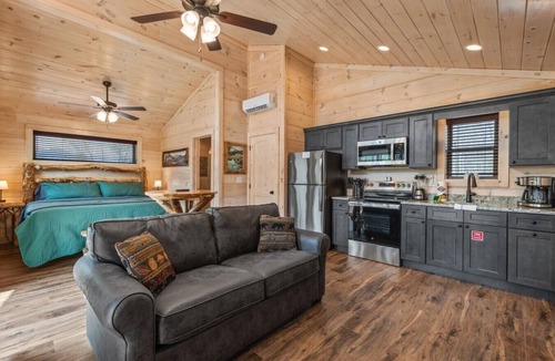 Rocky Grove Cabin | Trailhead Lodge #10 Hot Tub + King Bed