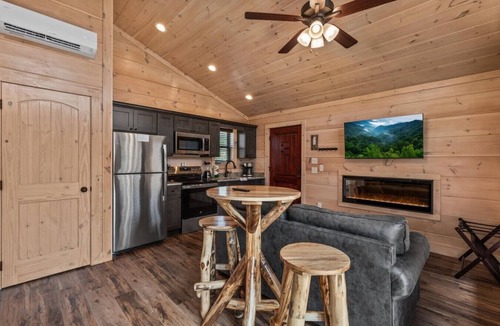 Rocky Grove Cabin | Trailhead Lodge #10 Hot Tub + King Bed