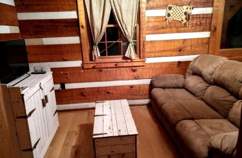 Kodak House | Tranquil Cabin with Hot Tub & Creek Views Near Bass Pro, Kodak Tennessee