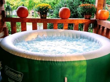 Kodak House | Tranquil Cabin with Hot Tub & Creek Views Near Bass Pro, Kodak Tennessee