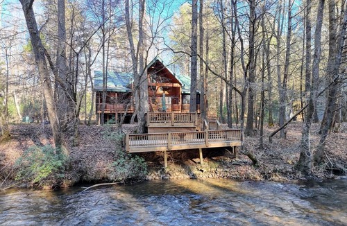 Suches House | Tranquility on the Toccoa River - Dog-friendly, 4BR cabin w/hot tub in Suches!