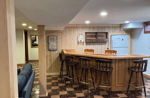 Dyersville House | Travel Team Retreat: Fabulous 4-bedroom house with AC in charming Dyersville