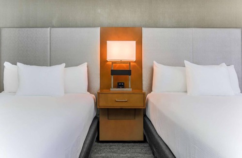 East Point Hotel | Travelers’ Oasis | Seasonal Pool | 2 Units Near Atlanta City Center - 7mi