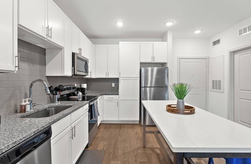 Arlington Apartment | Trendy 1BR Apt/King Bed/Pool/Gym/Clse to Beach