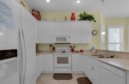 Miramar Beach Cottage | Tropical Paradise in Beach Retreat - FREE Beach Serv. In Season Mar - Oct!