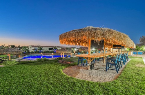 Enterprise House | Tropical Private Estate 8 Bdrm Resort Pool 5 Mins to the Strip Weddings