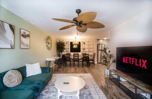 Columbus Apartment | Tropical Vibes LED Ambience Fast Wi-fi Sleeps 6