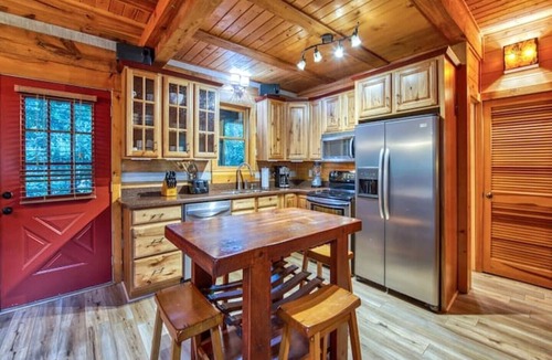 Maggie Valley Cabin | Twin Creeks Refuge, a log cabin, Pet friendly