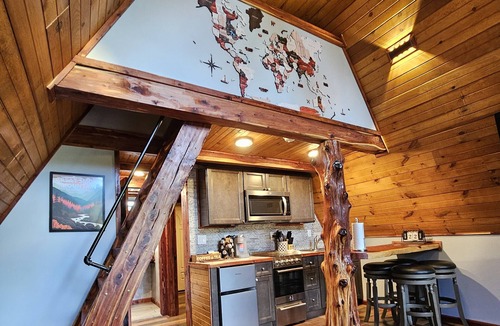 Newport Ski Chalet | Twin Peaks Chalet is custom built chalet in the heart of the Smoky Mountains