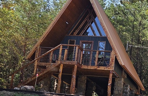 Newport Ski Chalet | Twin Peaks Chalet is custom built chalet in the heart of the Smoky Mountains