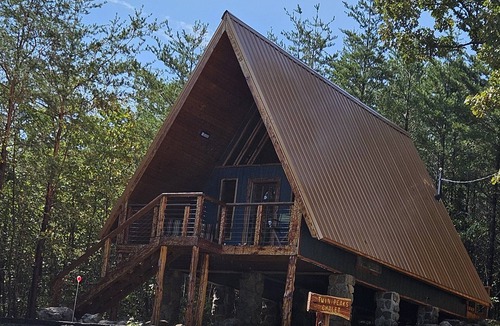 Newport Ski Chalet | Twin Peaks Chalet is custom built chalet in the heart of the Smoky Mountains