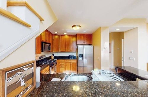 Proctorsville Condo | Two-story townhome with forest/mountain view, gas fireplace, pool, gym & saunas