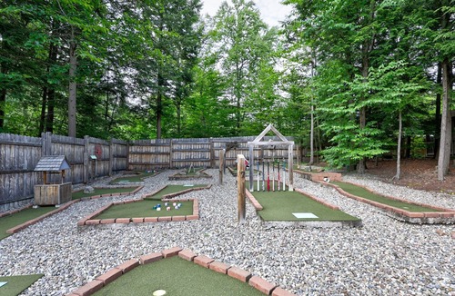 Warrensburg House | Ultimate Family Resort: Pool, Hot Tub, Mini Golf & Game Room mins to Lake George