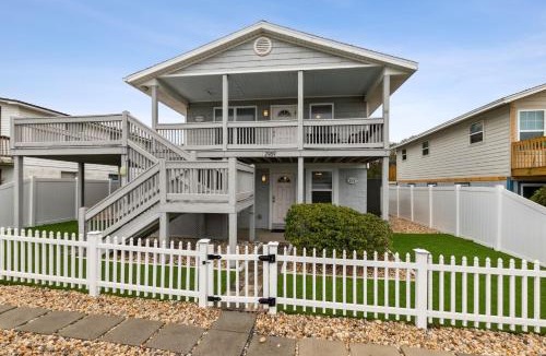 Fernandina Beach House | Updated 3-bedroom, 2 bath well stocked coastal cottage across from the beach