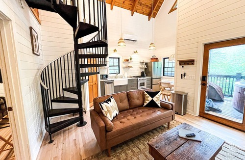 Bear Den Cabin | Updated cabin, hot tub views!