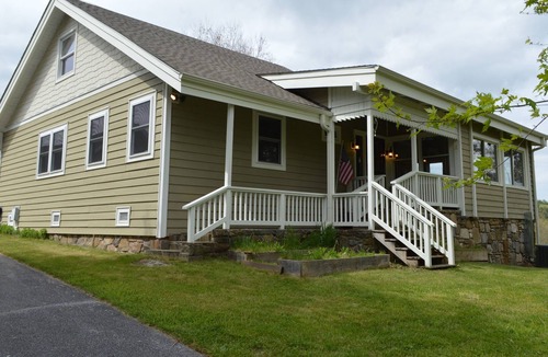 Glenville House | Updated Family friendly house with mountain views