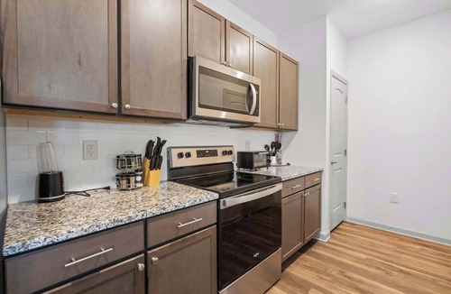 Charlotte Apartment | Upscale King 2BR Suite Mins to Uptown Charlotte!