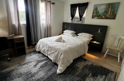 Golden Glades House | Miami Drip Star Life Resort