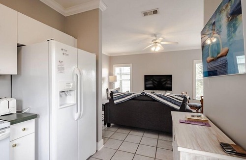 Ono Island Condo | Vacation Oasis-Resort Condo with Lush Pool & Tiki Bar for Ultimate Relaxation