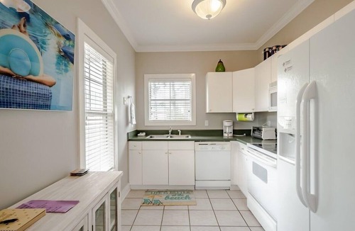 Ono Island Condo | Vacation Oasis-Resort Condo with Lush Pool & Tiki Bar for Ultimate Relaxation