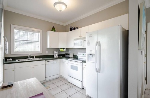 Ono Island Condo | Vacation Oasis-Resort Condo with Lush Pool & Tiki Bar for Ultimate Relaxation