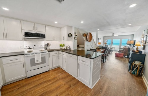 Sunnyside Condo | Very Merry - Renovated Gulf-Front Escape, Steps To Beach