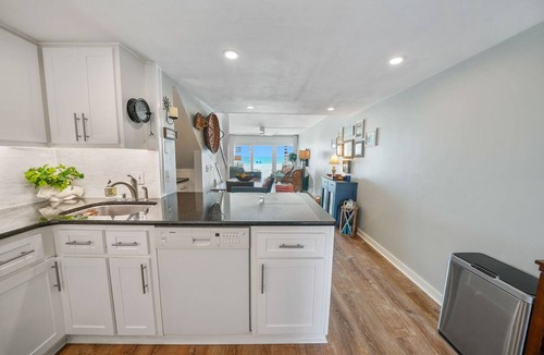 Sunnyside Condo | Very Merry - Renovated Gulf-Front Escape, Steps To Beach