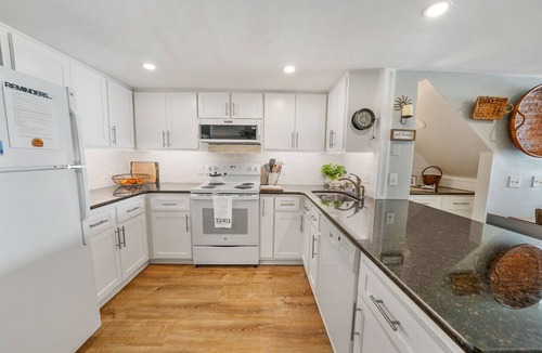 Sunnyside Condo | Very Merry - Renovated Gulf-Front Escape, Steps To Beach