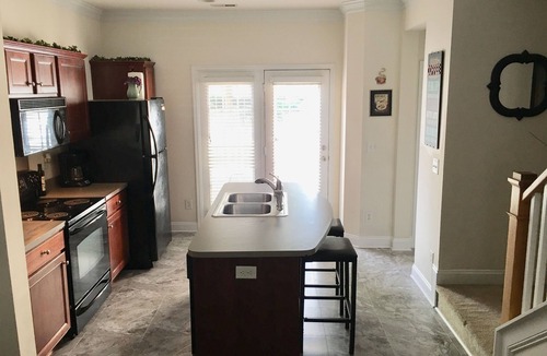 Wesley Heights House | Vibrant Modern Townhouse In Historic Area - Uptown