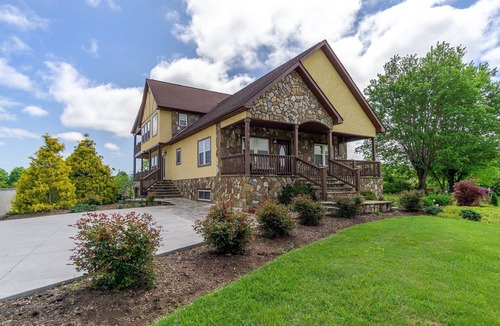 Mars Hill House | Views, Hot Tub, Game Room ✯ 20 min to Downtown Asheville! One Mile to Mars Hill University!