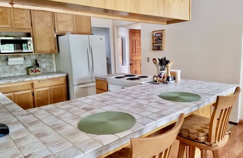 Arnold Cabin | Views! Jetted-Tub, Backyard Snow Sledding, King Bed, Shuffleboard, Generator