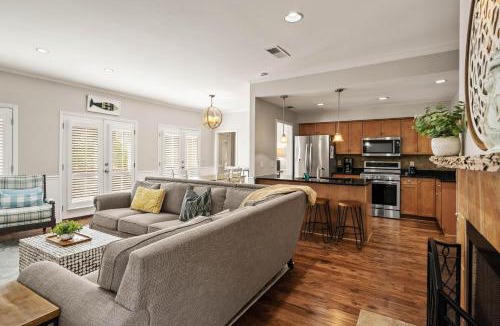 King City House | Village Retreat - 100 Mews Circle