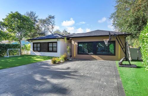 North Miami Villa | VillaLee Luxury Heated Pool & Spa Sauna Golf